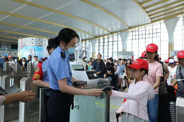 云南：中越跨境游热度攀升 河口北站越南旅客发送量同比增75%