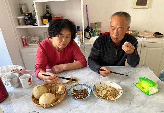 青岛老两口的早餐，在朋友圈火了，网友：真寒酸，实在没眼看！