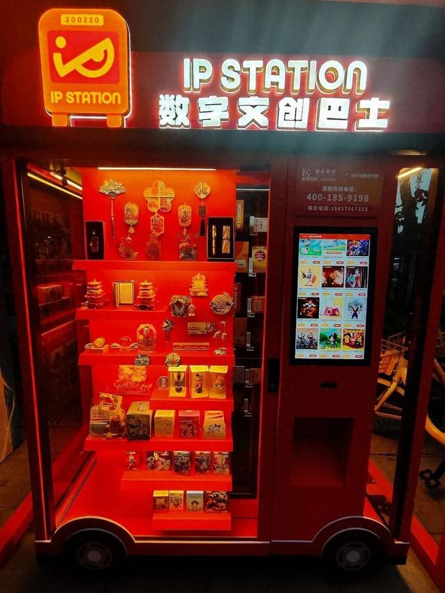 大武汉一日 | 我在塔子湖体育中心，撞见了特殊的巴士