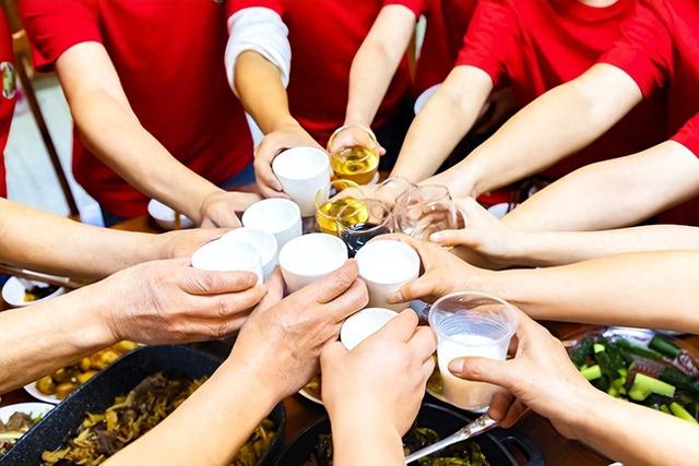 国庆旅游热背后，中年人的反常：同学聚会消失，亲戚也走动少了