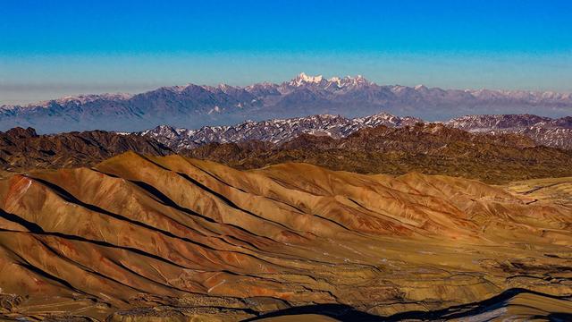 在黑山草原，邂逅淡蓝雪影与鎏金峰顶的浪漫
