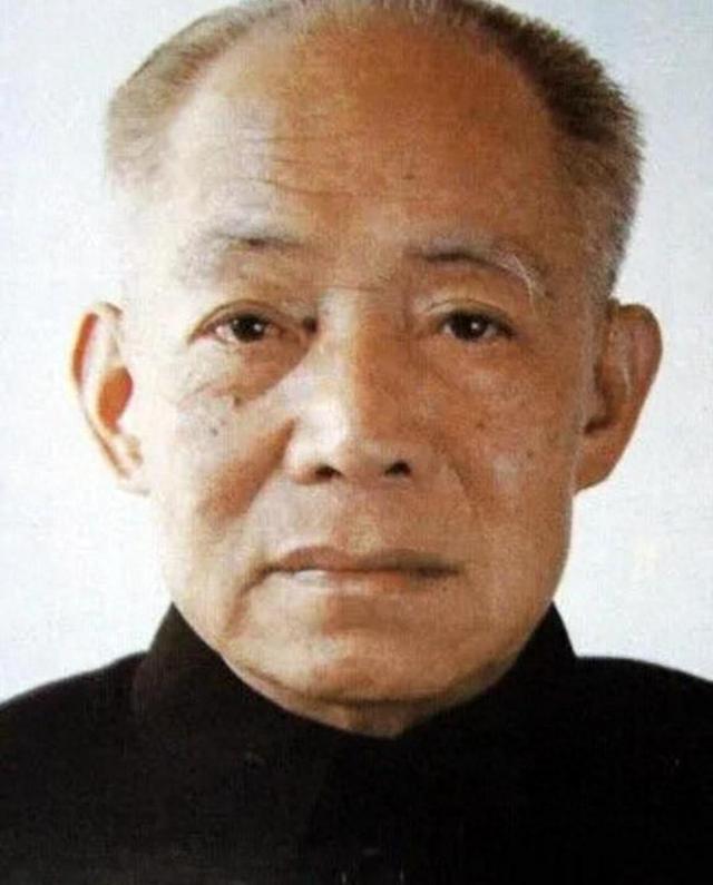 75年邓小平亲笔给毛主席写信，主席看完问：陈丕显在哪儿？