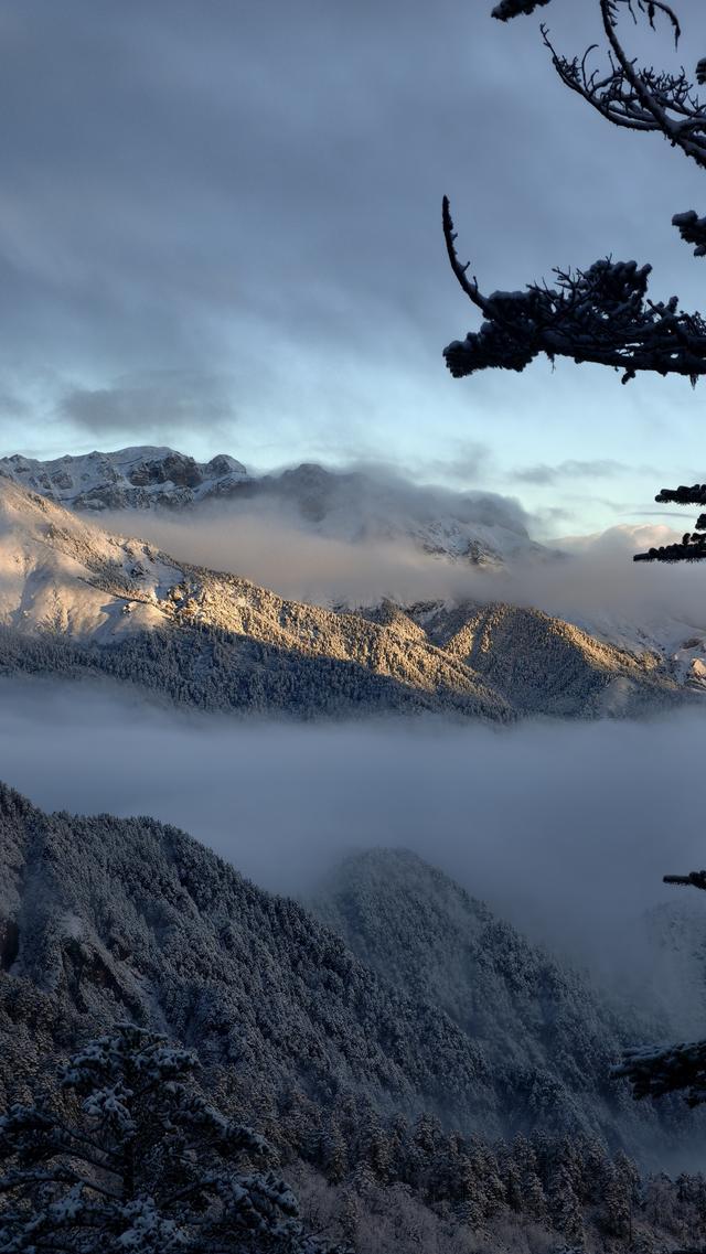 西岭雪山降下成都的第一场雪，雪山阳光同框 “阳光映雪” 专属上线，后山滑雪场11月30日前免门票