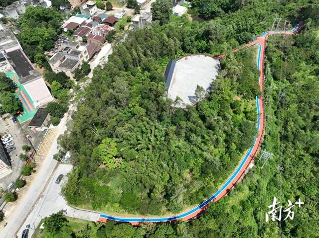 阳东区大八镇：山间小路“变身”彩色廊道