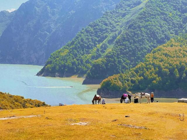 冶力关旅游区邀请百家旅行社参加秋冬旅游踩线活动