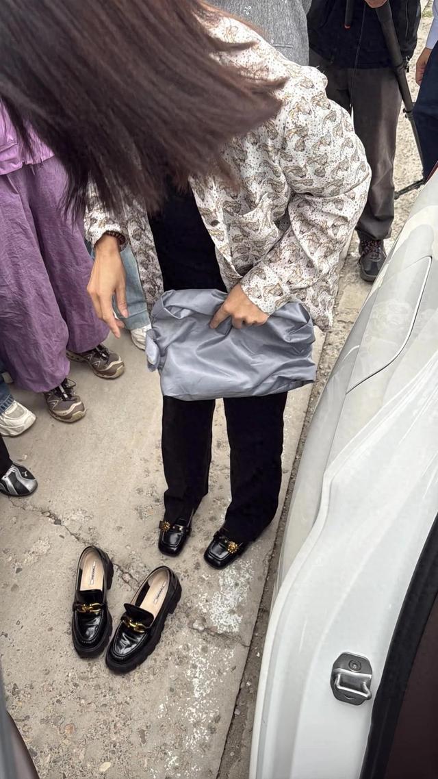 崔丽丽身穿遭性侵当日的衣服，与丈夫十指相扣出庭：这身行头曾是耻辱，如今是战袍！