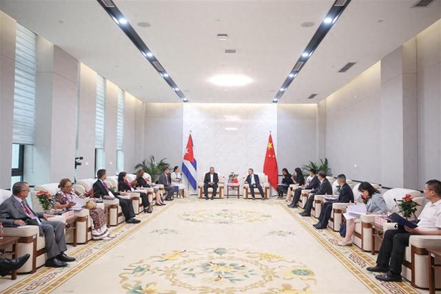 古巴共和国副总理率团访问江汉大学，中古天然产物联合实验室正式揭牌