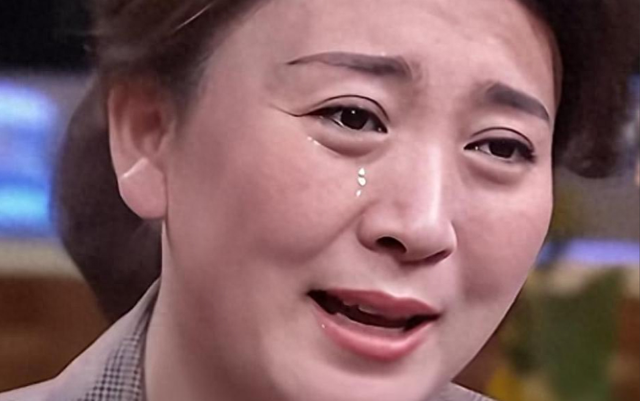 闫学晶道歉不到24小时，恶心的一幕发生了，彻底暴露了“真面目”