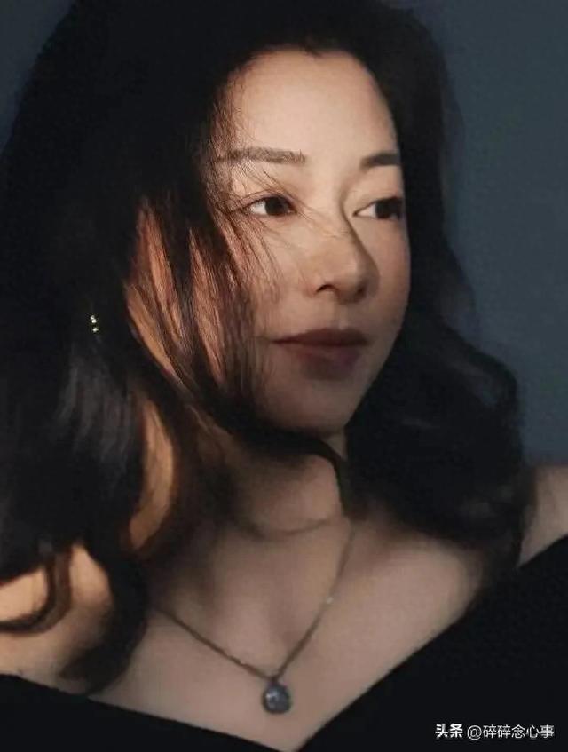 我是一名住家保姆	，今年48岁，由于耐不住寂寞，我每晚都会去散步