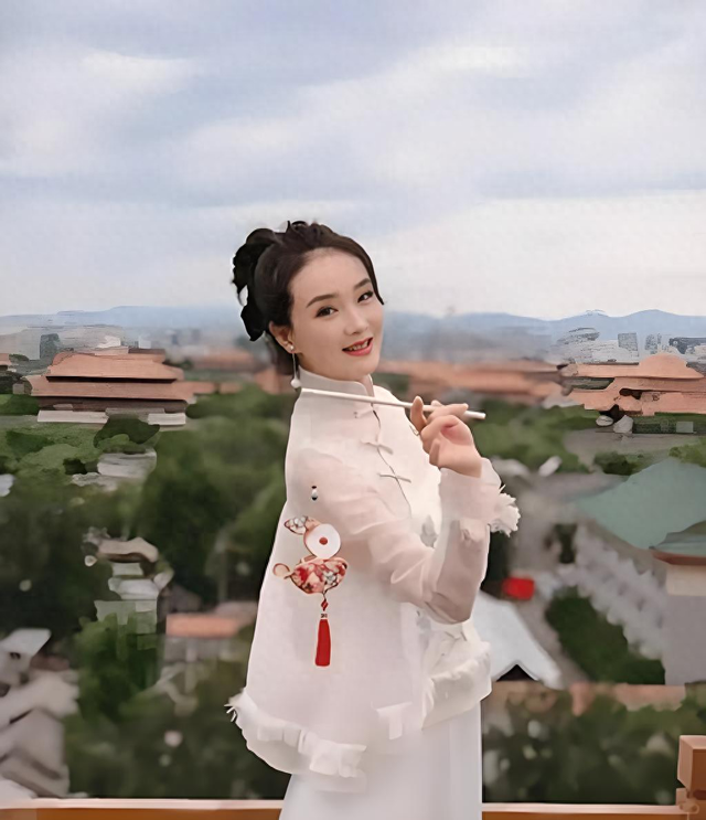 王艳太有钱了，穿睡衣在自家花园散步，背后就是紫禁城！