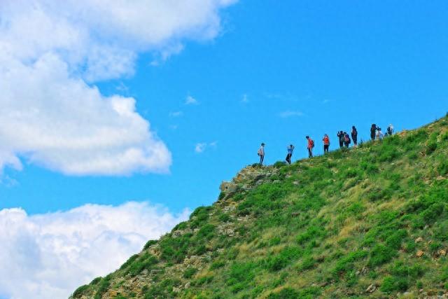 爬山群里的“纯友谊”：成年人的情感边界，藏在那根登山杖里……