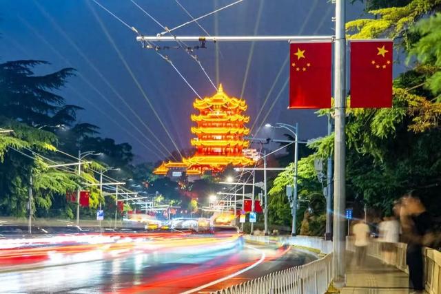 向祖国告白：武昌满城尽是“中国红”
