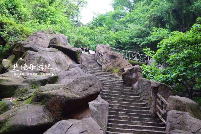 浙江宁波的4A级风景区，峡谷瀑布成为亮点，清静凉爽游玩很惬意
