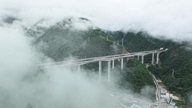 九绵高速：成都4小时直通童话世界 云端高速藏着诗与远方