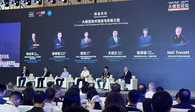 大模型走到十字路口，未来机会在哪？