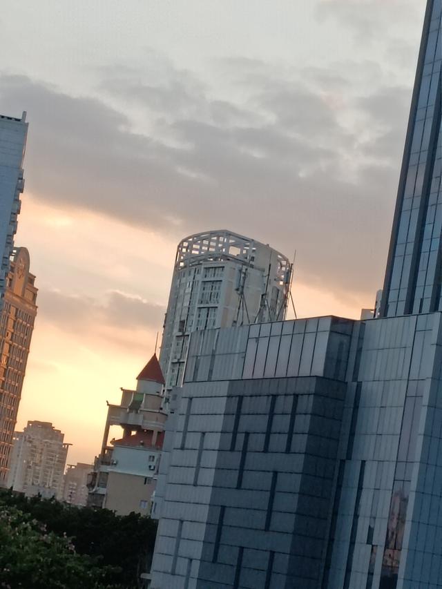 傍晚，在城市看天边的落日余晖