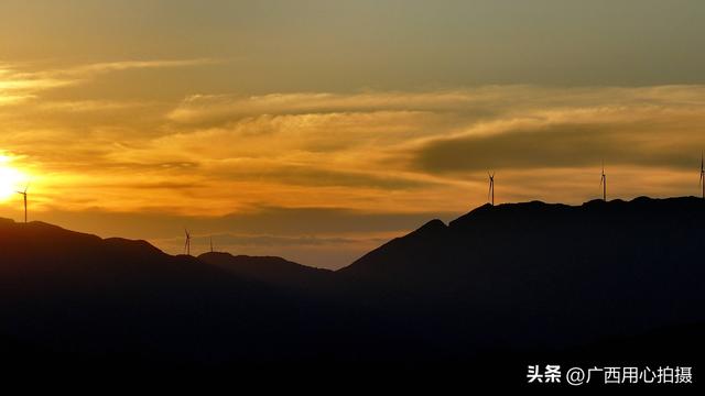 落日晚霞洒落大地，与连绵山川交相辉映，为秋日景致增添别样韵味