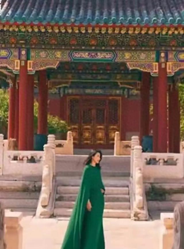 郭晶晶被特批在故宫拍摄的杂志封面	，散发出来的气场，太震撼了