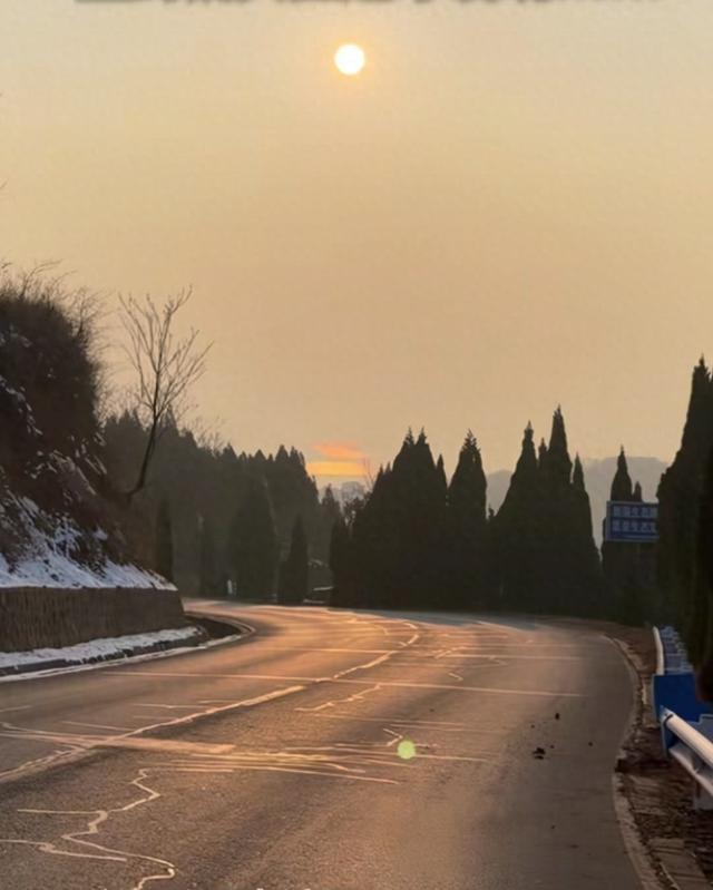 河南济源惊现“黄河天上来	”奇观！远看是晚霞，拉近镜头后绝了