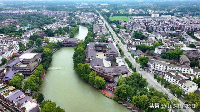 成都漂亮的水乡古镇，距市区仅22公里，享有“小都江堰”美誉！