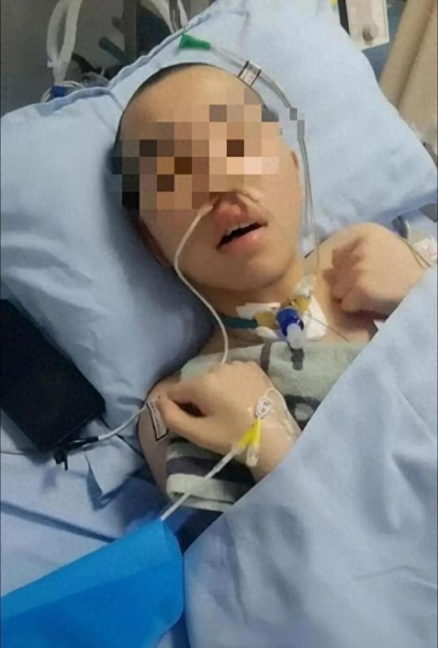 14岁男孩与女同学嬉闹时，被击中左胸致四肢瘫痪，家属：对方父母为残疾人，赔偿困难