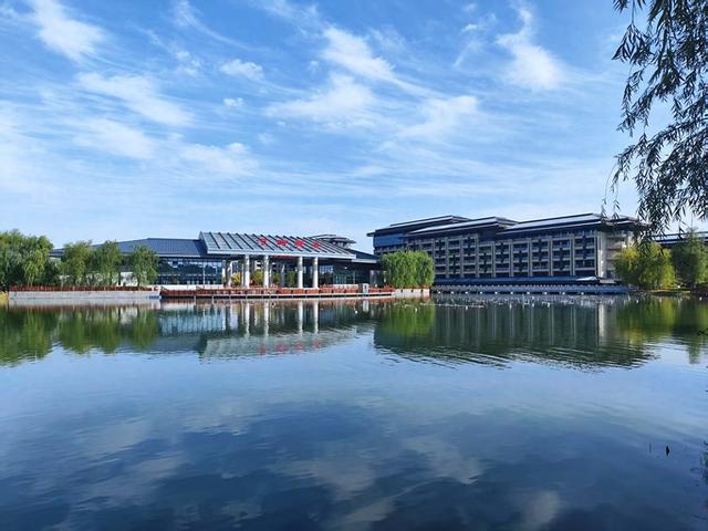 组图丨秋阳漫洒水光秀 飞燕湖畔尽斑斓
