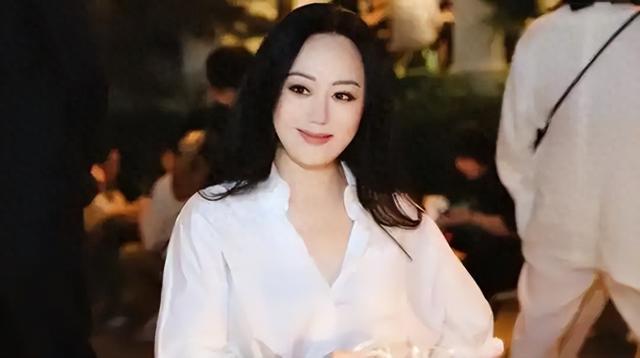 45岁仍拍三级片追求刺激？从亿万富豪再到烂片女王	，她在追求什么