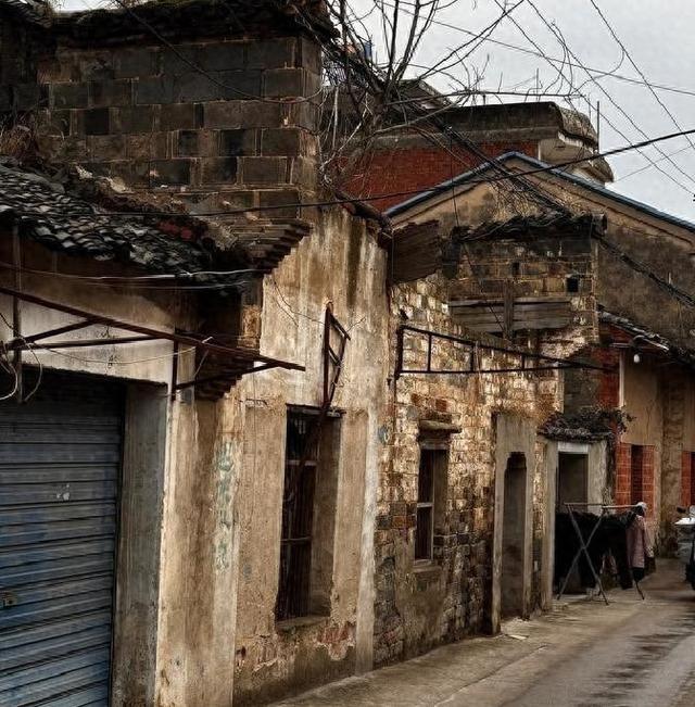 百姓最关心的是老旧小区预制板房拆迁问题：还能盼等得到吗？