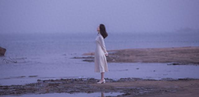 孤独前行：没人撑伞的日子，