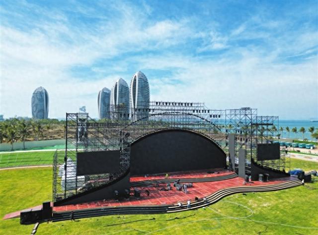 第七届海南岛国际电影节开闭幕式舞台搭建进入最后冲刺