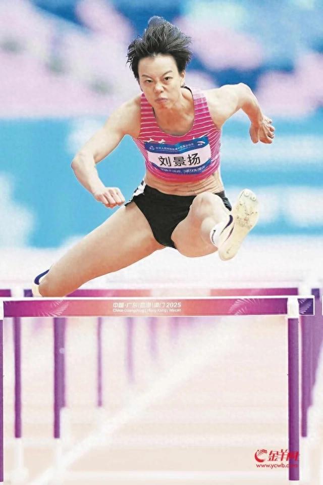 吴艳妮摘银颁奖台上仰面爆哭,三届全运会无缘金牌;刘景扬夺冠后称不是“黑马”,妈妈激动落泪:没人看好她