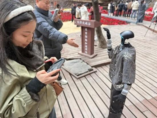 春晚机器人跑到太行山跳舞！太行大峡谷这次真的“潮”出圈了