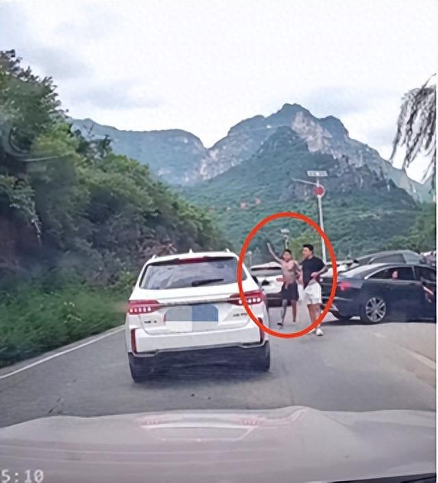 奥迪车强行加塞未果超速拦车，3男子下车扔槟榔渣露出纹身并辱骂对方，山西警方：人已找到