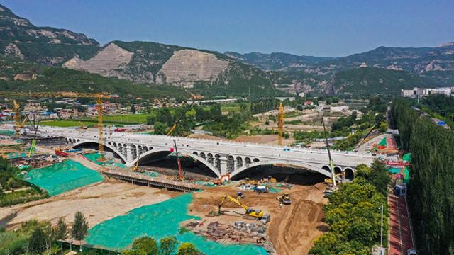 净因桥建设工地施工人员正在安装护栏