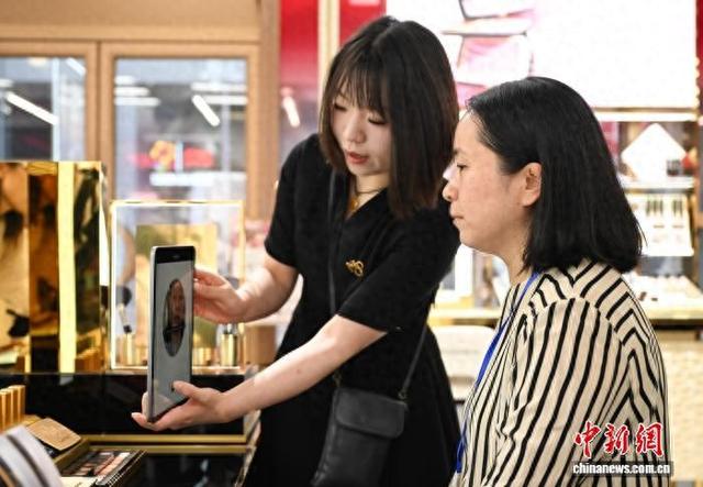 海外华文媒体代表参访浙江杭州上城 感受AI应用