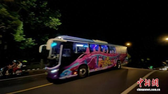 杭州西湖“夜经济”升温 巴士游解锁新诗意