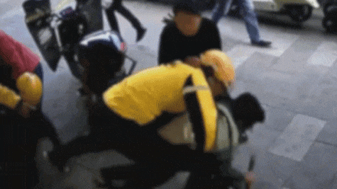 事发上海！外卖员劝架，扑倒持锤行凶者，反被索赔12万元？法院判了