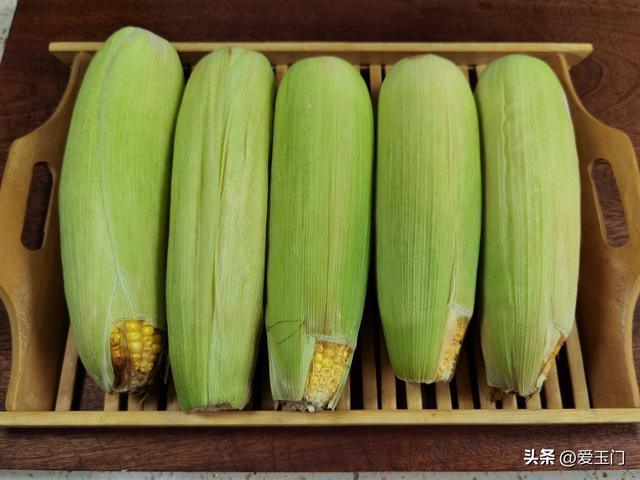 保存玉米，水煮和直接放冰箱都不对，教你一招，放一年也鲜嫩香甜