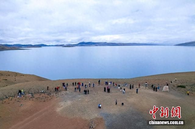 （辉煌60载 魅力新西藏）西藏阿里：游客尽享玛旁雍错、拉昂错夏日风光