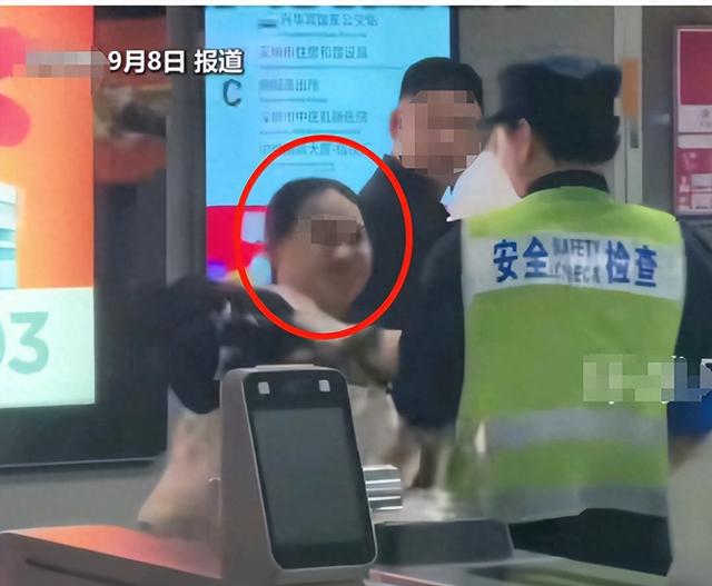 女子地铁追打安检员后，恶心一幕出现，女安检好心劝阻遭质疑
