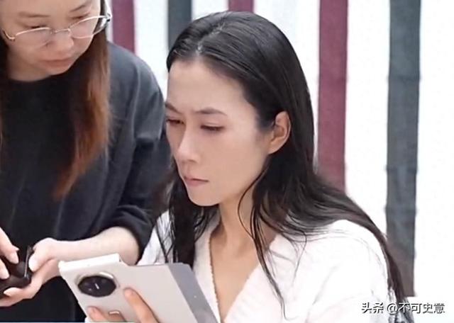 央视揭开新型AI骗局，温峥嵘深受其害，靳东担心的事还是发生了！