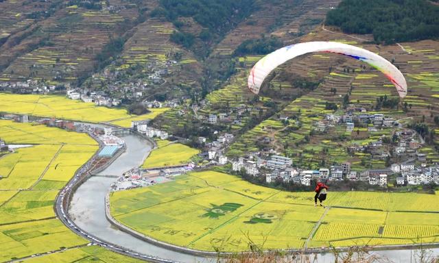 人气爆棚!桐梓春季“村晚”圈粉外地游客!