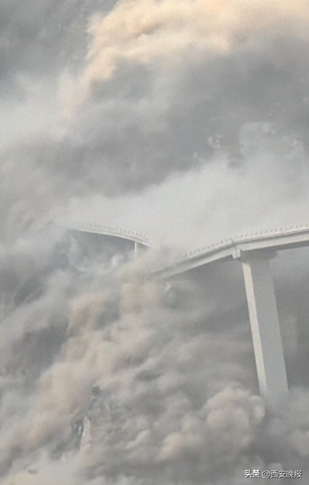 四川阿坝红旗桥发生垮塌，现场腾起巨大烟尘	，大桥今年才建成，官方：已提前一天进行交通管制，无人员伤亡