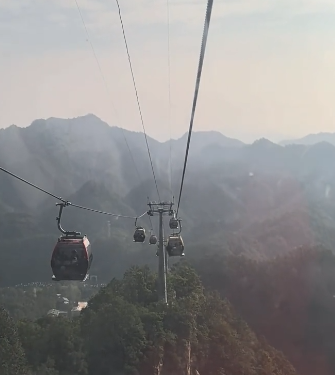 老君山索道故障游客被困空中，景区回应：故障已排除，送小礼物致歉