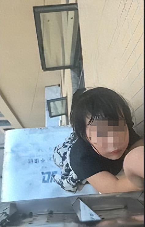 湖南4岁女童20楼坠至13楼被14楼业主拽住，邻居们接力苦撑4分钟最终获救	，业主回应