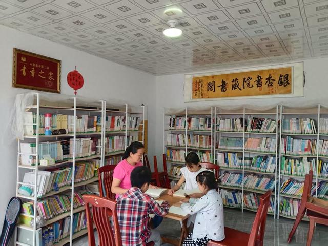 贵州银杏书院：假期孩童阅读书声琅