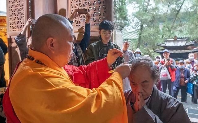 释永信翻车，最惨的不是他，而是那个捐了46亿、剃度出家的蔡志忠