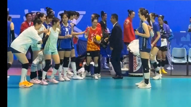 河南3-2北京后，朱婷和迷妹们大合影，江苏福建队员擦肩而过🔥