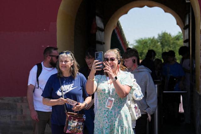 越来越优化（文化吸引入境政策优化 越来越多外国人感受到超酷的中国）