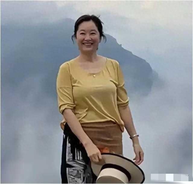 林青霞69岁了，但你敢信？骨子里的洒脱，太自然了